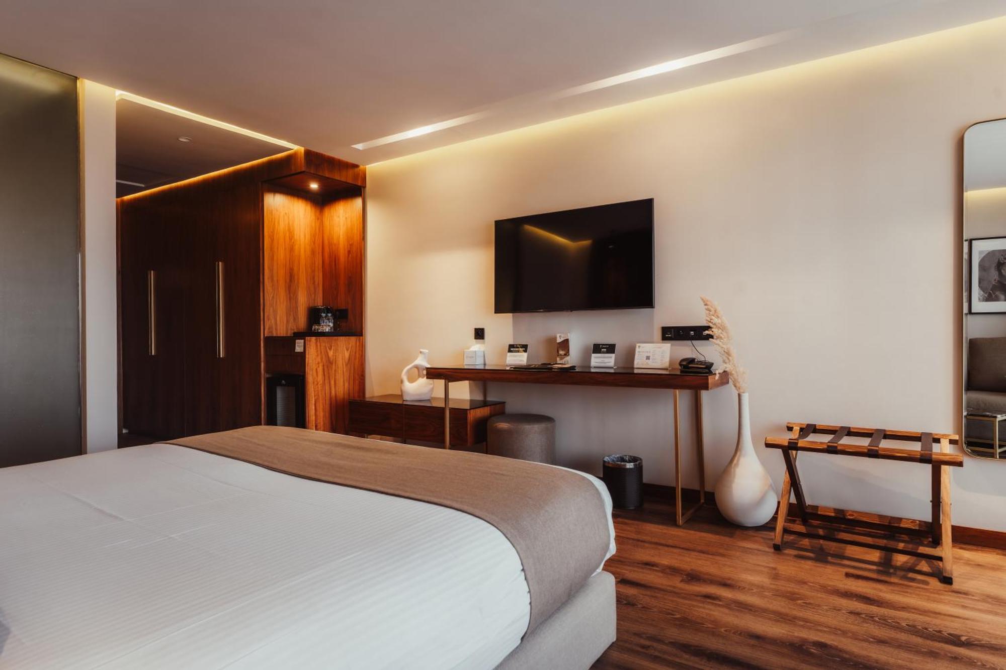 Hotel Longue Vie 4*